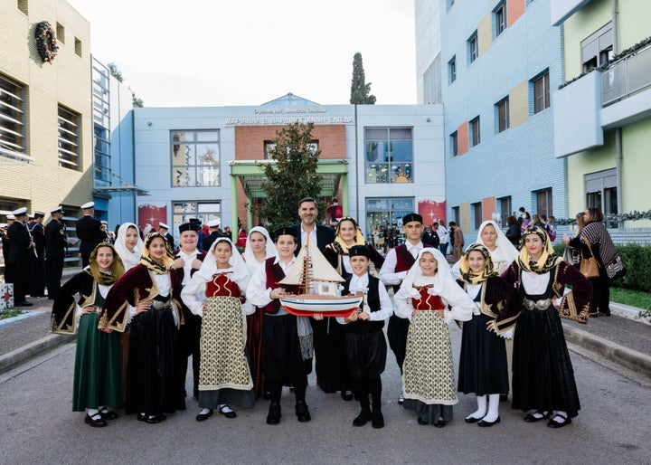 Παιδιά από τον Πολιτιστικό Σύλλογο Ερέτριας «Κωνσταντής Κανάρης» στη γιορτή φωταγώγησης του χριστουγεννιάτικου δέντρου της «Ελπίδας»