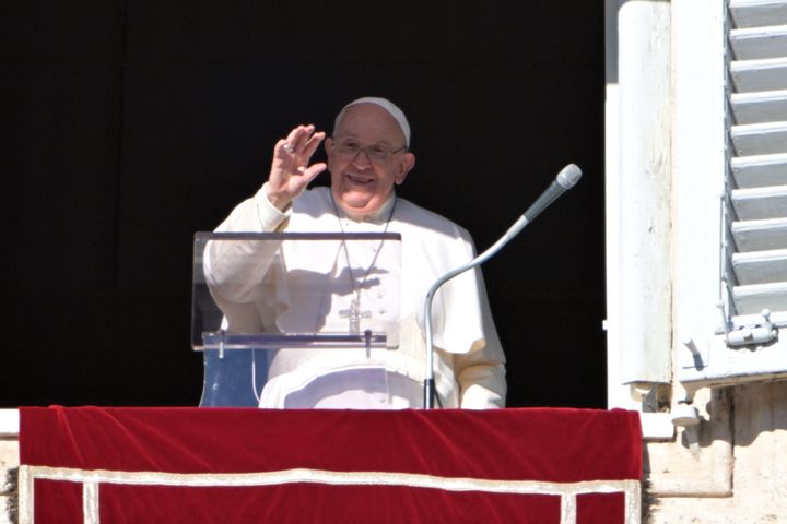 窓から手を振る教皇フランシスコ（2023年12月17日）
