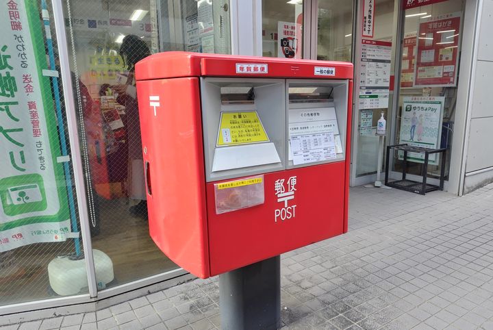 郵便局の赤いポストは、街のどこでもみかける身近な存在だ