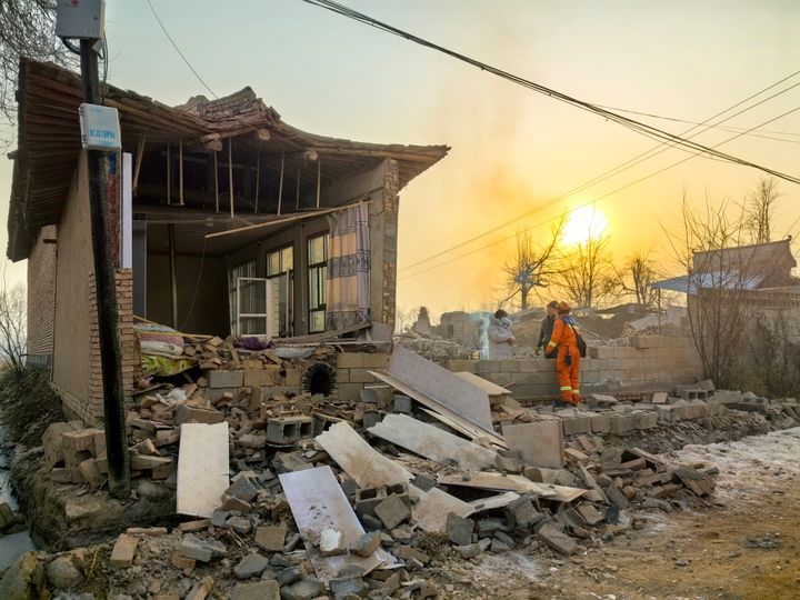 Διασώστες διεξάγουν επιχειρήσεις έρευνας και διάσωσης μετά από ισχυρό σεισμό στην επαρχία Γκανσού της βορειοδυτικής Κίνας (19/12/2023)