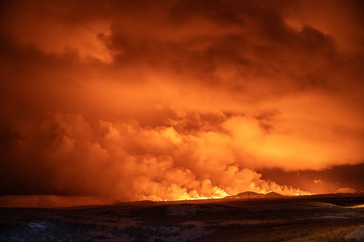 Ηφαιστειακή έκρηξη στο Γκρίνταβικ στη χερσόνησο Ρέικιανες της Ισλανδίας, (18/12/2023).