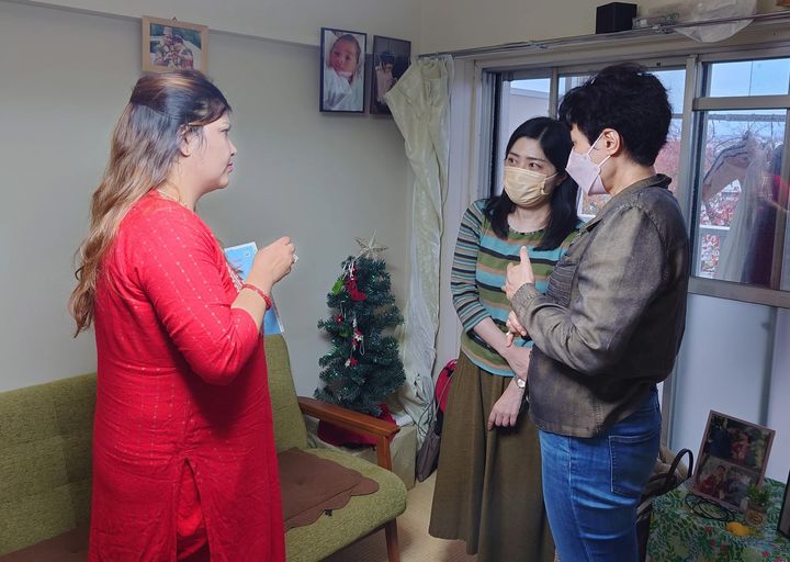 日本での在日外国人支援。医療通訳者が保健師と一緒に妊婦宅を訪問している様子