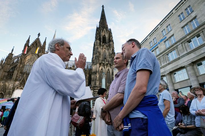 ΑΡΧΕΙΟ - Ομόφυλα ζευγάρια συμμετέχουν σε μια δημόσια τελετή ευλογίας μπροστά από τον καθεδρικό ναό της Κολωνίας στην Κολωνία της Γερμανίας, στις 20 Σεπτεμβρίου 2023. Ο Πάπας Φραγκίσκος ενέκρινε επίσημα τη δυνατότητα σε ιερείς να ευλογούν ομόφυλα ζευγάρια, με ένα νέο έγγραφο που δόθηκε στη δημοσιότητα Δευτέρα 18 Δεκεμβρίου 2023 εξηγώντας μια ριζική αλλαγή στην πολιτική του Βατικανού επιμένοντας ότι οι άνθρωποι που αναζητούν την αγάπη και το έλεος του Θεού δεν πρέπει να υπόκεινται σε «εξαντλητική ηθική ανάλυση» για να το λάβουν. (AP Photo/Martin Meissner, File)
