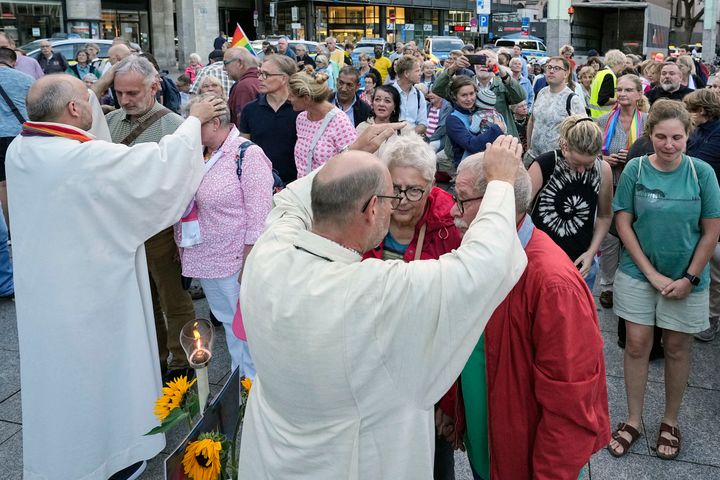 ΑΡΧΕΙΟ - Παντρεμένα και ομόφυλα ζευγάρια συμμετέχουν σε μια δημόσια τελετή ευλογίας μπροστά από τον καθεδρικό ναό της Κολωνίας στην Κολωνία της Γερμανίας, στις 20 Σεπτεμβρίου 2023. Ο Πάπας Φραγκίσκος ενέκρινε επισήμως να επιτρέπεται στους ιερείς να ευλογούν τα ομόφυλα ζευγάρια, με ένα νέο έγγραφο που κυκλοφόρησε τη Δευτέρα 18 Δεκεμβρίου 2023 και εξηγεί μια ριζική αλλαγή στην πολιτική του Βατικανού επιμένοντας ότι οι άνθρωποι που αναζητούν την αγάπη και το έλεος του Θεού δεν πρέπει να υπόκεινται σε «εξαντλητική ηθική ανάλυση» για να το λάβουν. (AP Photo/Martin Meissner, File)