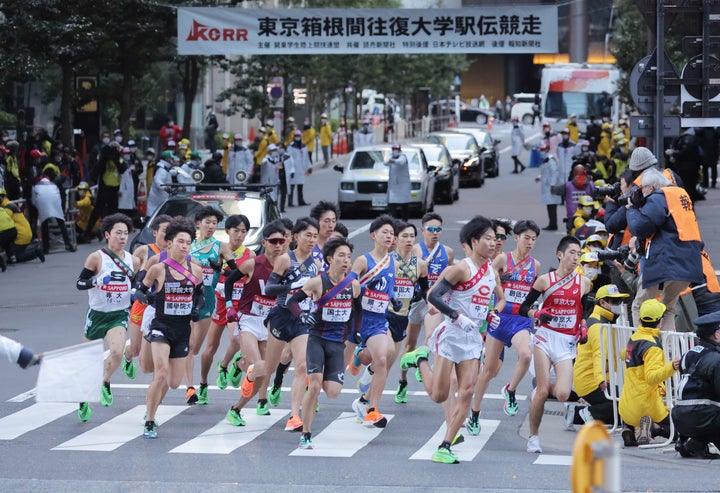 大手町のスタートを一斉に飛び出す1区の選手たち。箱根駅伝のコースはどのように決まったのか