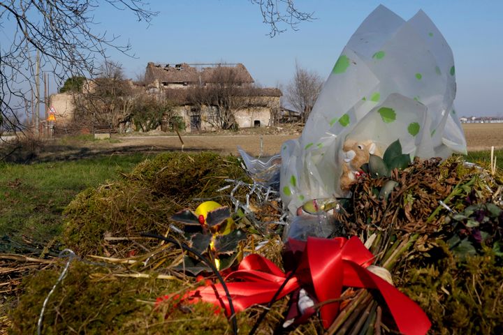 Ένα λούτρινο παιχνίδι και αποξηραμένα πλέον λουλούδια ως φόρος τιμής κοντά στα ερείπια μιας αγροικίας στη Νοβελλάρα της βόρειας Ιταλίας, όπου βρέθηκε το πτώμα της Πακιστανής Σαμάν Αμπάς.