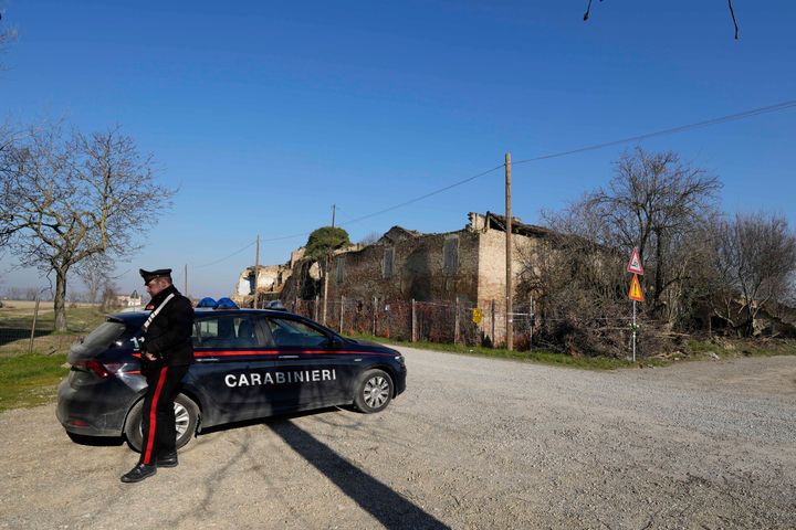 Περιπολία αστυνομικού κοντά στην ετοιμόρροπη αγροικία στη Νοβελλάρα της βόρειας Ιταλίας όπου βρέθηκε το πτώμα της πακιστανής Σαμάν Αμπάς.