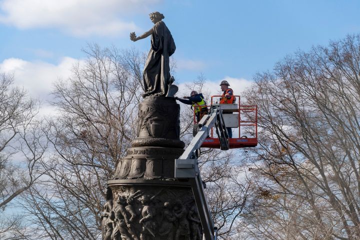 A federal judge on Tuesday allowed the Arlington National Cemetery to remove a century-old Confederate memorial one day after blocking the removal over a report that gravesites were disturbed.