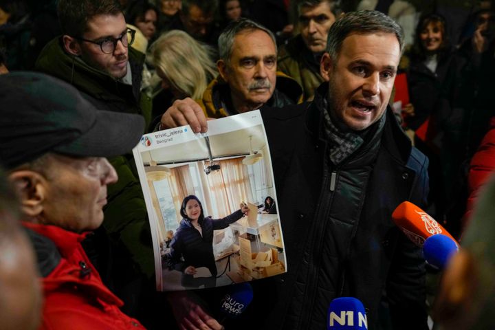 Ο ηγέτης της αντιπολίτευσης Miroslav Aleksic μιλάει κατά τη διάρκεια διαμαρτυρίας έξω από το κτίριο της εκλογικής επιτροπής στο Βελιγράδι, Σερβία, Τρίτη 19 Δεκεμβρίου 2023. Αρκετές χιλιάδες άνθρωποι συγκεντρώθηκαν για να διαμαρτυρηθούν για φερόμενη νοθεία κατά την ψηφοφορία για την ανάδειξη των δημοτικών αρχών στο Βελιγράδι. Οι κυβερνώντες λαϊκιστές της Σερβίας επέμειναν την Τρίτη ότι οι πρόωρες εκλογές του Σαββατοκύριακου ήταν ελεύθερες και δίκαιες, παρά τις επικρίσεις των διεθνών παρατηρητών που σημείωσαν πολλαπλές παρατυπίες κατά τη διάρκεια της ψηφοφορίας στο βαλκανικό κράτος που είναι υποψήφιο για ένταξη στην Ευρωπαϊκή Ένωση.