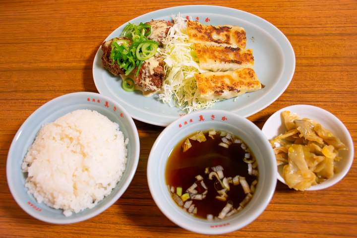 真さかの唐揚げと餃子のミックス定食