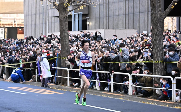 毎年多くの観戦客が沿道を埋め尽くす箱根駅伝