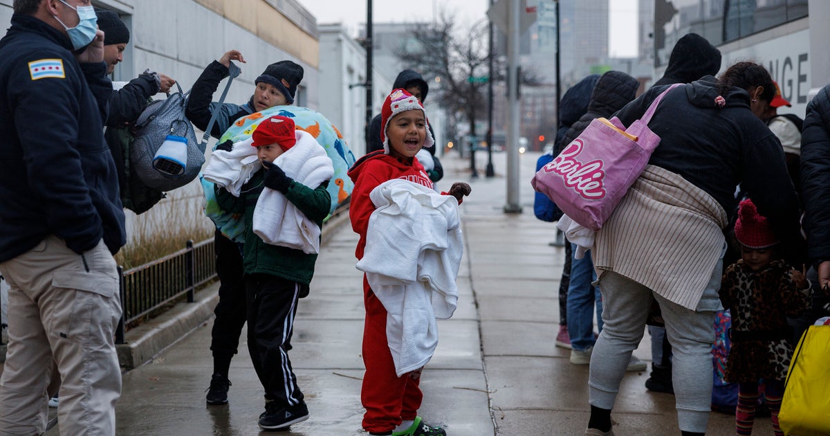 NextImg:Texas Starts Flying Migrants To Chicago After City Cracks Down On Buses
