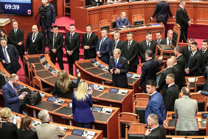 Ο Σαλί Μπερίσα (κέντρο), ο οποίος ηγείται του Δημοκρατικού Κόμματος της αντιπολίτευσης, μιλάει στους βουλευτές του κατά τη διάρκεια συνεδρίασης του κοινοβουλίου στα Τίρανα της Αλβανίας, Πέμπτη 21 Δεκεμβρίου 2023.