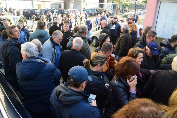 Πολίτες σε διαδήλωση υπέρ του Φρέντη Μπελέρη (Alfred Beleri), απαιτώντας από τις αρχές να επιτρέψουν να ορκιστεί ως Δήμαρχος του Δήμου Χειμάρρας, έξω από το δικαστήριο κατά τη διάρκεια της δίκης του στα Τίρανα της Αλβανίας στις 11 Δεκεμβρίου 2023. (Photo by Olsi Shehu/Anadolu via Getty Images)