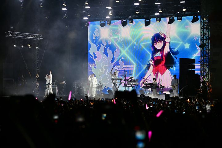香港で開催されたミュージックフェスティバルで「アイドル」を披露するYOASOBIの2人
