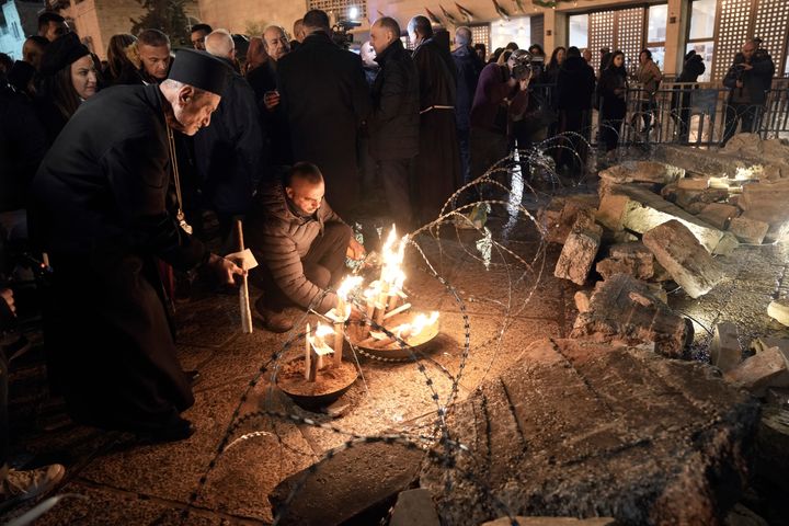 Παλαιστίνιοι χριστιανοί ανάβουν κεριά στην μνήμη των νεκρών αμάχων της Γάζας, σε χώρο κόντά στο Ναό της Γεννήσεως στην Βηθλεέμ, στα Παλαιστινιακά Εδάφη