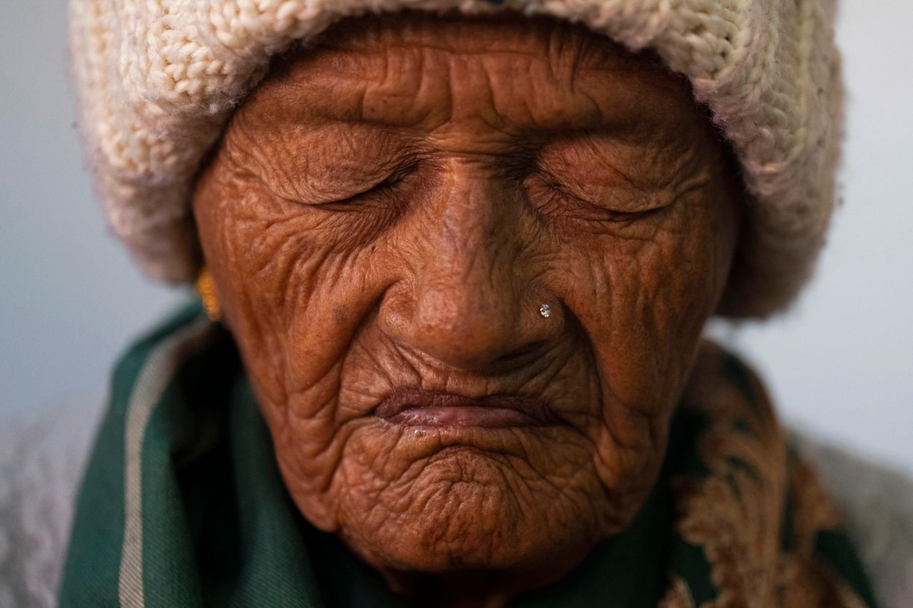 Ηλικιωμένη προσεύχεται με όλη της τη δύναμη σε εκκλησία στο Νεπάλ. 
