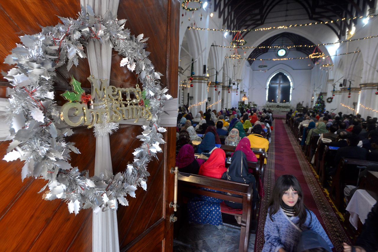 Χριστιανοί παρακολουθούν τη θεία Λειτουργία στο καθεδρικό ναό του Αγίου Ιωάννη στο Πακιστάν. 