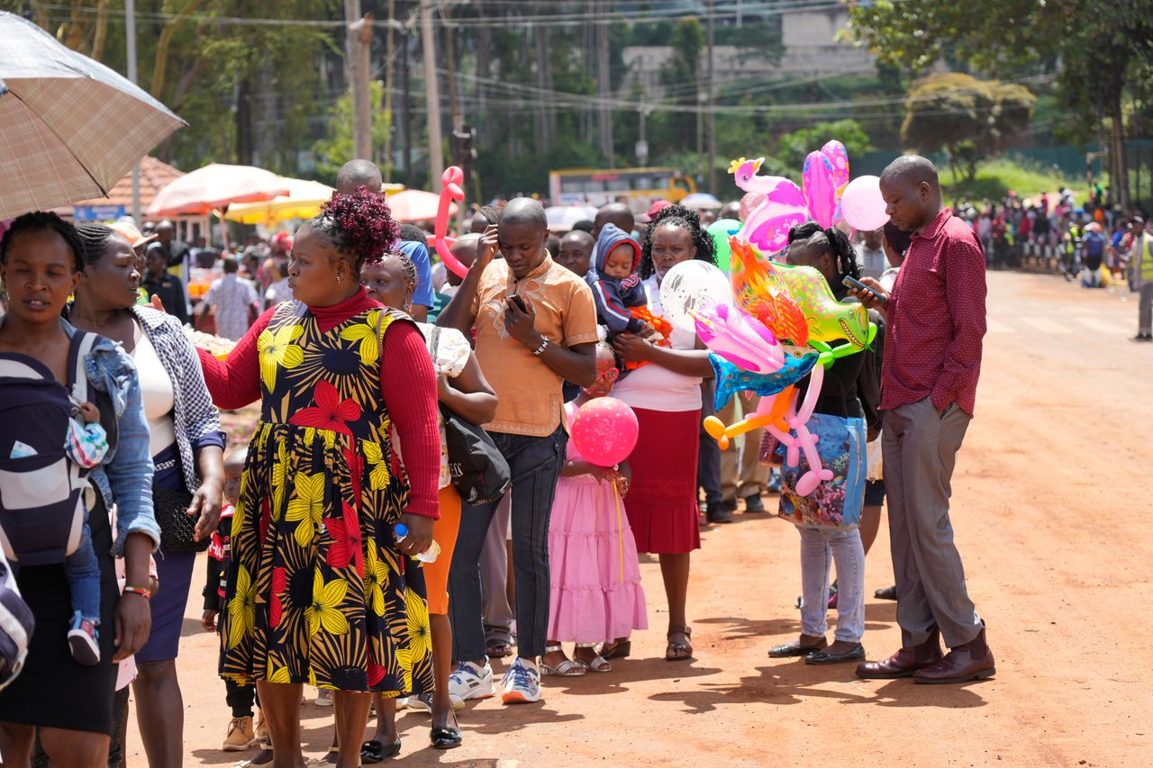 Κενυάτες απολαμβάνουν τη μεγάλη γιορτή της Χριστιανοσύνης στο πάρκο αναψυχής Uhuru, με μπαλόνια και διάφορα happenings.