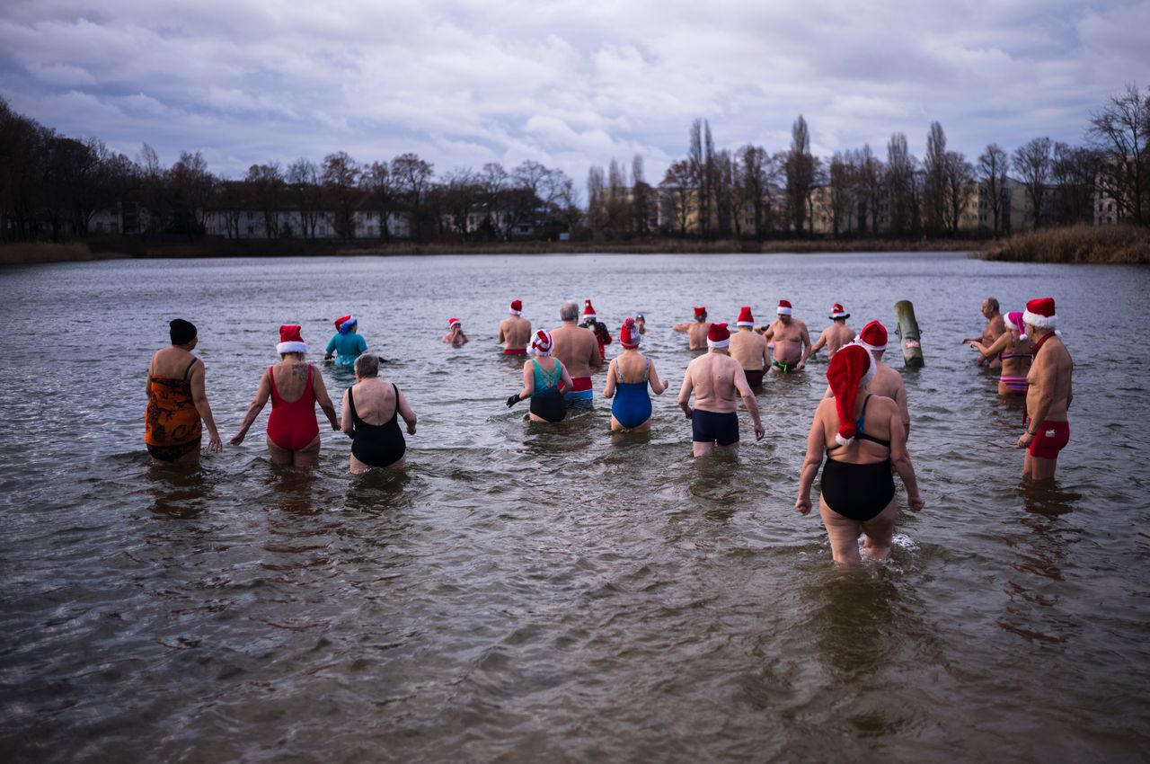 Ηλικιωμένοι έβαλαν τα μαγιό τους και τους χριστουγεννιάτικους σκούφους τους και απόλαυσαν μια δροσερή βουτιά στη λίμνη Orankesee του Βερολίνου. 