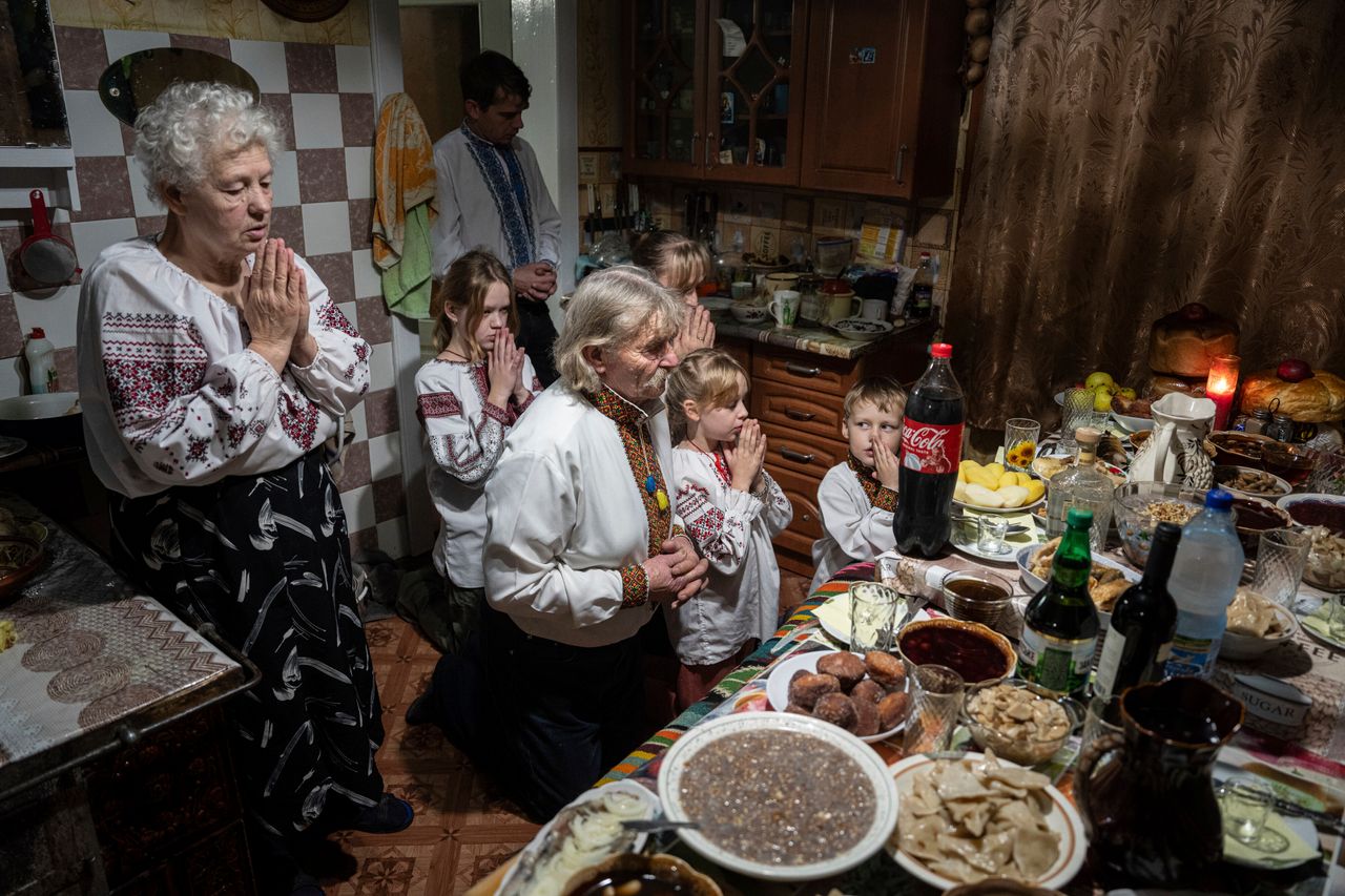 Προσευχή πριν το χριστουγεννιάτικο δείπνο στην εμπόλεμη Ουκρανία.