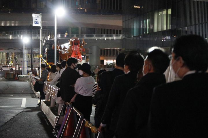 列をなしてJR渋谷駅前でタクシーを待つ人たち＝2021年10月8日午前1時8分、東京都渋谷区