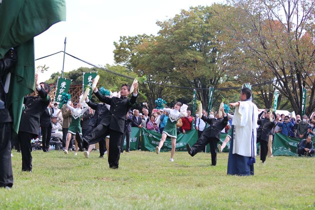 箱根駅伝予選会で大根踊りを披露する全学応援団の団員たち