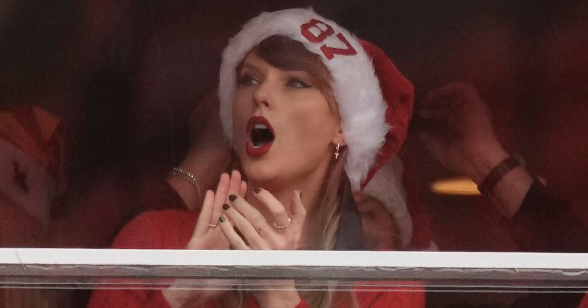 Tony Romo Makes Awkward Fumble During Taylor Swift's Appearance On NFL Broadcast