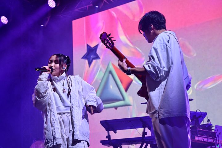 香港で開催されたミュージックフェスティバルで「アイドル」を披露するYOASOBIの2人