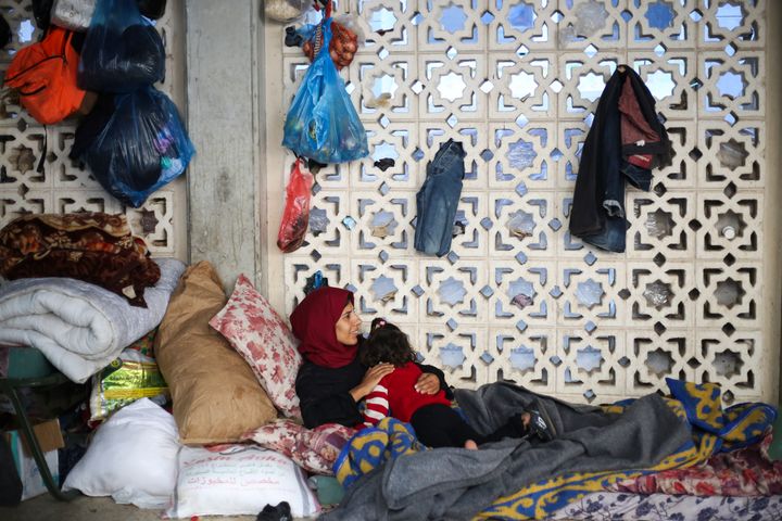 Γυναίκα και παιδί έχουν βρει καταφύγιο έξω από το Ευρωπαϊκό Νοσοκομεό στην Χαν Γιουνίς 