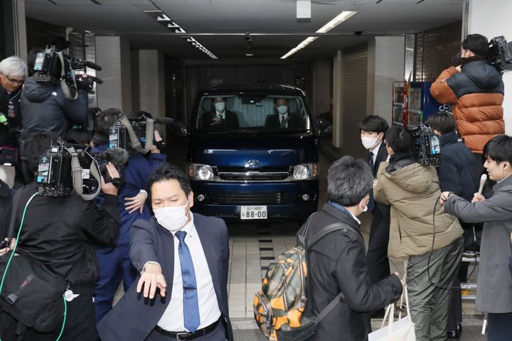 「清和政策研究会」（安倍派）が入るビルを出る東京地検の車両（2023年12月19日）