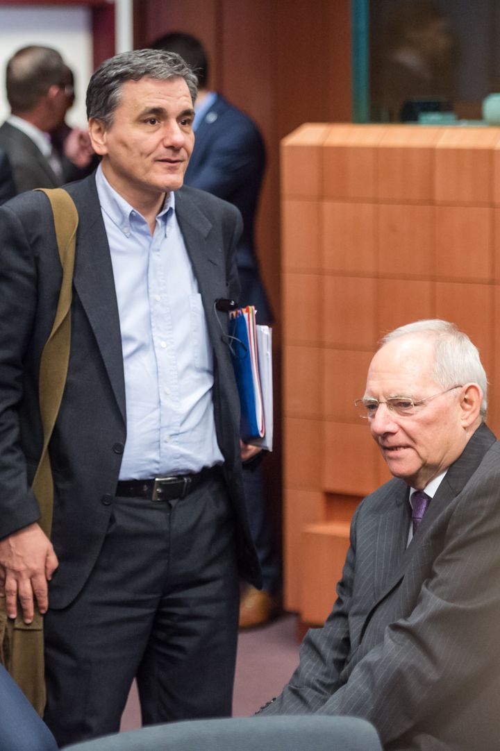Ο υπουργός Οικονομικών της Γερμανίας Βόλφγκανγκ Σόιμπλε, δεξιά, συνομιλεί με τον τότε υπουργό Οικονομικών της Ελλάδας Ευκλείδη Τσακαλώτο κατά τη συνεδρίαση των υπουργών Οικονομικών του Eurogroup στο κτίριο του Συμβουλίου της ΕΕ στις Βρυξέλλες την Πέμπτη 11 Φεβρουαρίου 2016. (AP Photo/Geert Vanden Wijngaert)