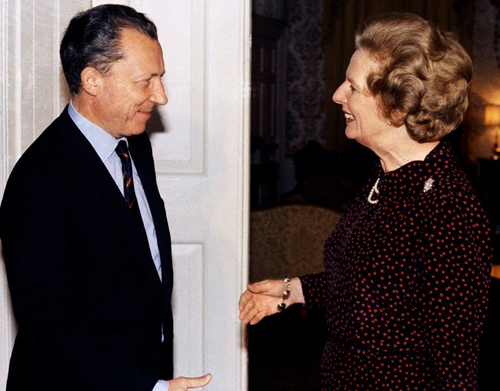 Σε αυτή τη φωτογραφία αρχείου της 15ης Οκτωβρίου 1984, η πρωθυπουργός της Βρετανίας Μάργκαρετ Θάτσερ υποδέχεται τον Ζακ Ντελόρ της Γαλλίας, τον τότε εκλεγμένο πρόεδρο της Ευρωπαϊκής Επιτροπής, στο εσωτερικό της οδού Ντάουνινγκ Στριτ 10, στο Λονδίνο. Η 11ετής πρωθυπουργία της Θάτσερ κυριαρχήθηκε όλο και περισσότερο από την αντίθεσή της σε αυτό που αργότερα έγινε γνωστό ως Ευρωπαϊκή Ένωση, ιδίως το σχέδιο του Ντελόρ για τη δημιουργία ενός ενιαίου ευρωπαϊκού νομίσματος.