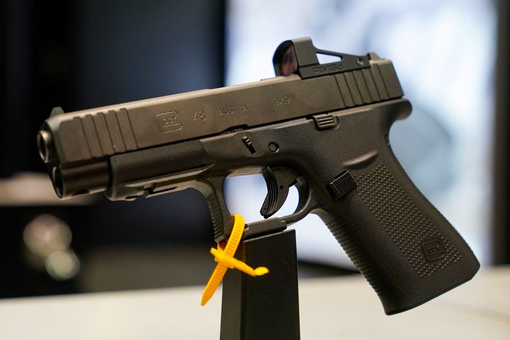 Ένα πιστόλι Glock 48 9mm εμφανίζεται καθώς οι καλεσμένοι περιηγούνται με πυροβόλα όπλα στις Ετήσιες Συναντήσεις & Εκθέσεις του National Rifle Association στην Ινδιανάπολη, Κυριακή 16 Απριλίου 2023.