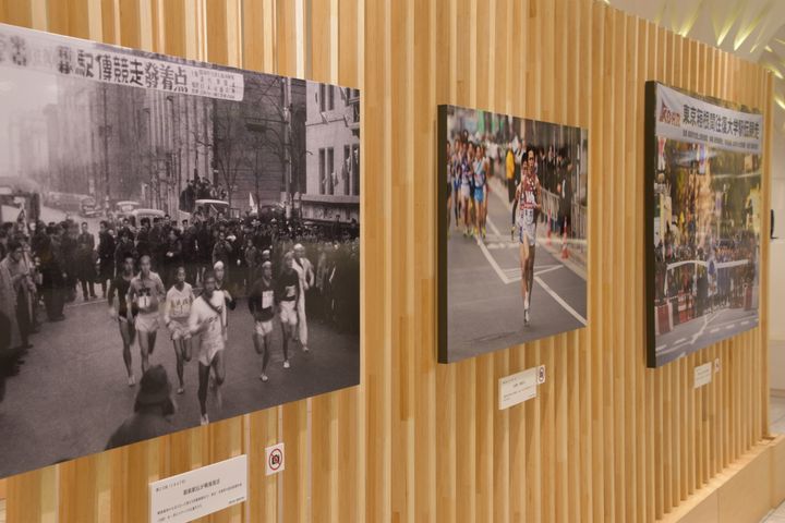 箱根駅伝の名場面をとらえた写真パネルが並ぶ企画展