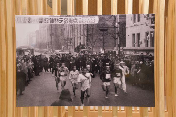 戦後復活した箱根駅伝で東京・有楽町のスタートから一斉に走り出す選手たち