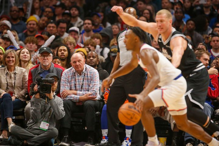 Ο ιδιοκτήτης των Los Angeles Clippers, Στιβ Μπάλμερ, παρακολουθεί τον αγώνα με τους New York Knicks.