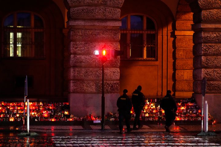 Αστυνομικοί φρουρούν την περιοχή καθώς τοποθετούνται λουλούδια και κεριά μπροστά από το κτίριο της Φιλοσοφικής Σχολής του Πανεπιστημίου του Καρόλου για τα θύματα των μαζικών πυροβολισμών, στο κέντρο της Πράγας, Τσεχία, Κυριακή 24 Δεκεμβρίου 2023. Ένας μοναχικός ένοπλος άνοιξε πυρ σε πανεπιστήμιο την Πέμπτη, σκοτώνοντας περισσότερους από δώδεκα ανθρώπους και τραυματίζοντας δεκάδες ανθρώπους.