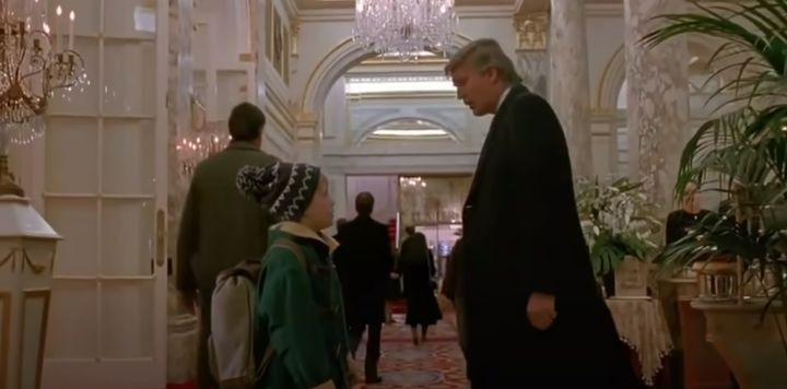 Ο Μακόλεϊ Κάλκιν συναντά τον Ντόναλντ Τραμπ στο ξενοδοχείο του δεύτερου κατά τη διάρκεια του "Μόνος Στο Σπίτι 2"
