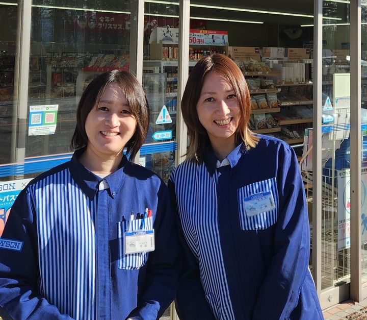 「ローソンレインボーライン小淵沢店」を経営する小林花菜子さん（右）と平出梨沙子さん姉妹