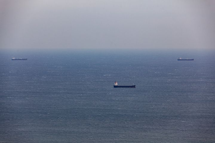Εμπορικά πλοία πλέουν στη Μεσόγειο Θάλασσα στα ανοικτά των ακτών του βόρειου Ισραήλ (21/12/2023), μετά την ανακοίνωση των ΗΠΑ για δημιουργία πολυεθνικού συνασπισμού για την προστασία των πλοίων που ταξιδεύουν μέσω της Ερυθράς Θάλασσας από τους Χούθι.