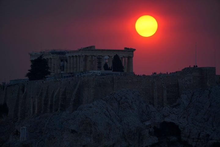 Κόκκινος ο ουρανός στην Αττική από φωτιές στις γύρω περιοχές