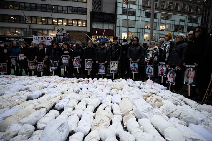 Συνεχίζονται οι διαδηλώσεις στην Νέα Υόρκη με αίτημα τον τερματισμό το πολέμου στην Γαζα που έχει σκοτώσει 10.000 παιδιά