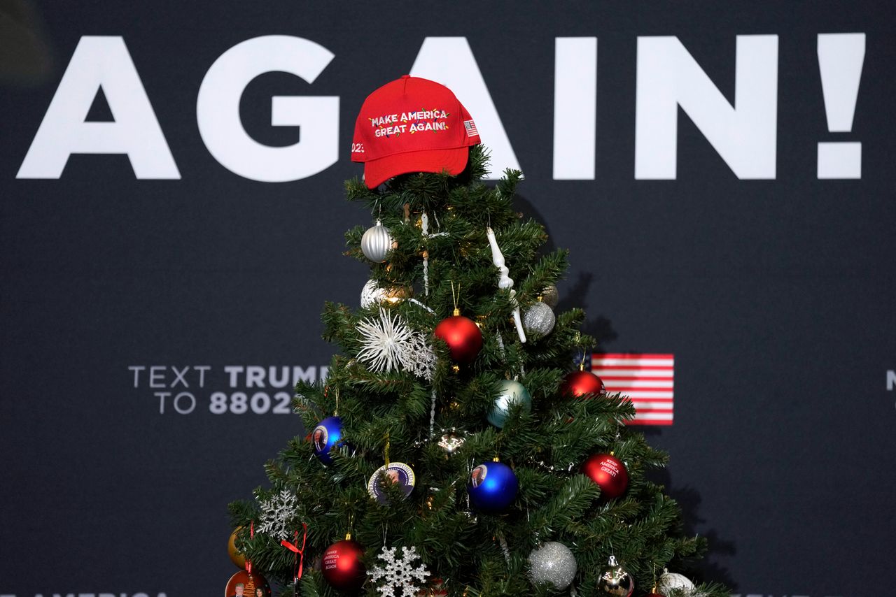 Στην κορυφή του χριστουγεννιάτικου δέντρο ένα καπέλο αλά Τραμπ με το σύνθημά του "Να κάνουμε ξανά σπουδαία την Αμερική". 