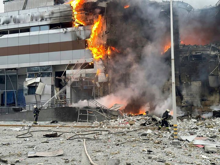 Σε αυτή τη φωτογραφία που παρέχεται από την ουκρανική υπηρεσία έκτακτης ανάγκης, πυροσβέστες εργάζονται στο χώρο ενός κτιρίου που υπέστη ζημιές μετά από ρωσική επίθεση στο Κίεβο της Ουκρανίας, Παρασκευή 29 Δεκεμβρίου 2023. (Ουκρανική Υπηρεσία Έκτακτης Ανάγκης μέσω AP)