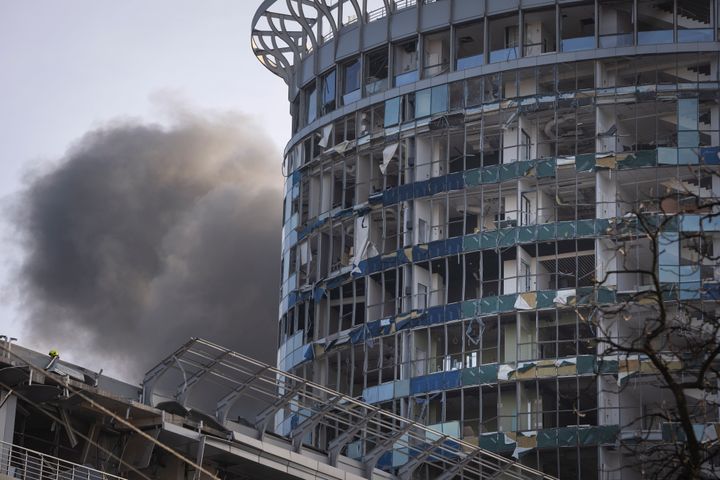 Καπνός υψώνεται πίσω από ένα κτίριο που υπέστη ζημιές κατά την πυραυλική επίθεση της Ρωσίας στο Κίεβο της Ουκρανίας, Παρασκευή 29 Δεκεμβρίου 2023.
