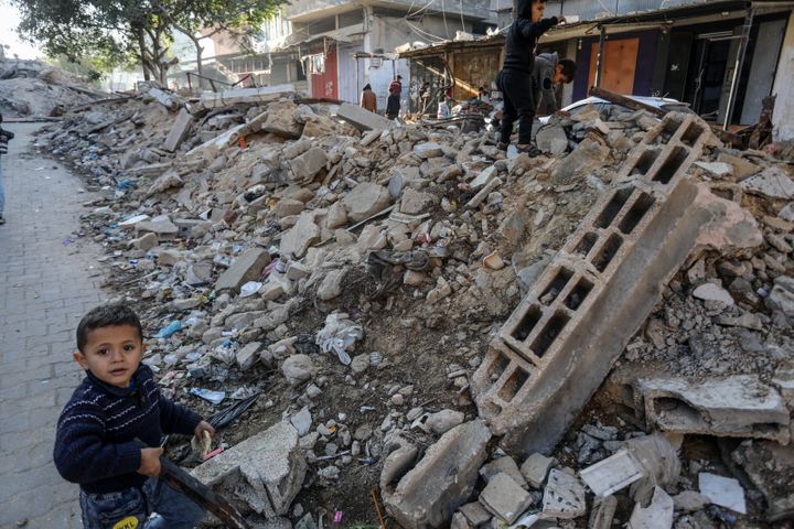Ένα παλαιστινιακό αγόρι φαίνεται δίπλα στα ερείπια, καθώς οι κάτοικοι αναζητούν τα υπάρχοντά τους μετά τις ισραηλινές επιθέσεις που κατέστρεψαν σπίτια στη Ράφα της Γάζας στις 29 Δεκεμβρίου 2023. 