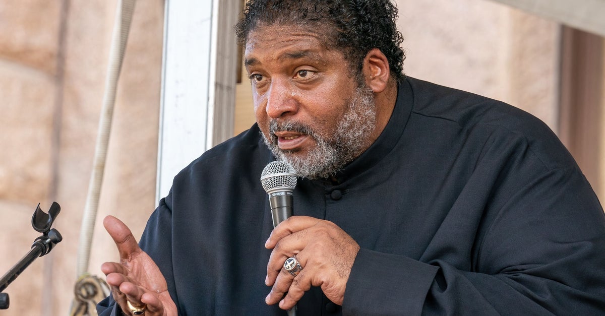تمت إزالة زعيم NAACP السابق من مسرح AMC بسبب مشكلة الجلوس تمت إزالة زعيم NAACP السابق من مسرح AMC بسبب مشكلة الجلوس