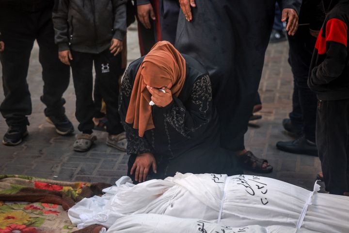 ガザ地区のアルナジャール病院で、イスラエル軍による爆撃の犠牲になった人を前に涙を流す女性（2023年12月29日）
