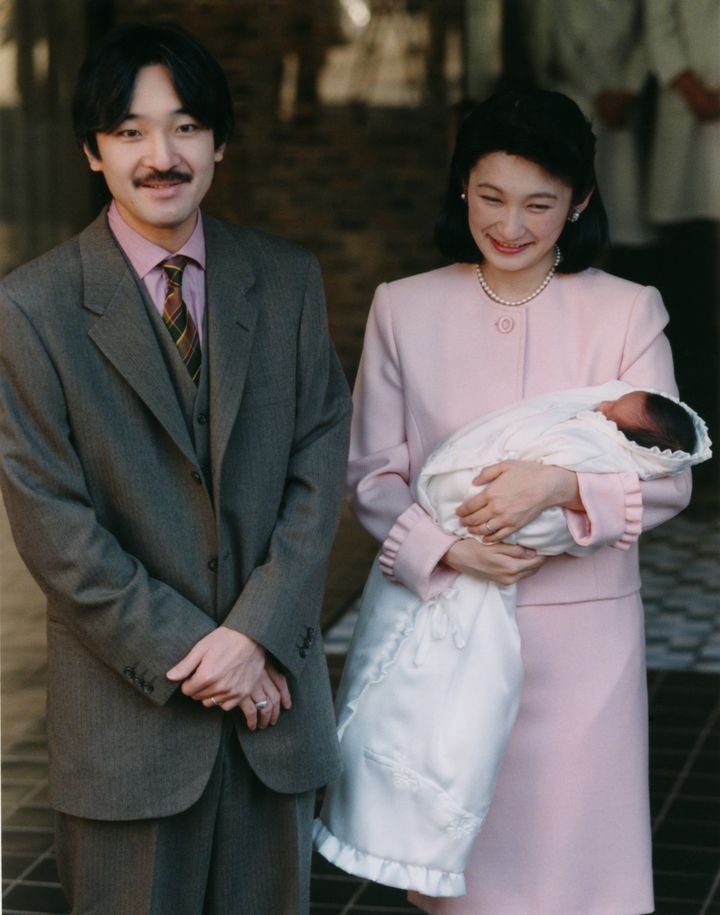 佳子さまを抱いて退院される紀子さまと秋篠宮さま（1995年）